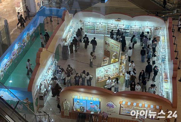 16일 서울 송파구 롯데월드몰에 마련된 네이버웹툰 '마루는 강쥐' 팝업 전시 전경 [사진=정유림 기자]