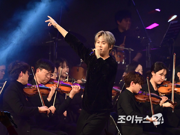 가수 김기태가 23일 오후 서울 노원구 광운대학교 동해문화예술관에서 열린 '뮤지컬&middot;OST 콘서트-봄이 오는 소리'에서 무대를 선보이고 있다. [사진=정소희 기자]