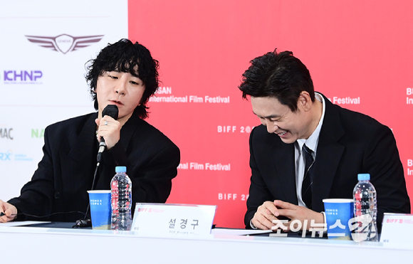 변성현 감독-배우 설경구-홍경-야마다 타카유키가 19일 오전 부산광역시 해운대구 우동 영화의 전당에서 열린 제30회 부산국제영화제(BIFF) 영화 '굿뉴스' 갈라 프레젠테테이션 기자회견에 참석하고 있다. [사진=정소희 기자]