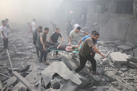 가자지구 라파 난민촌에서 팔레스타인 주민들이 이스라엘의 공습으로 부상한 사람들을 대피시키고 있다. [사진=뉴시스]