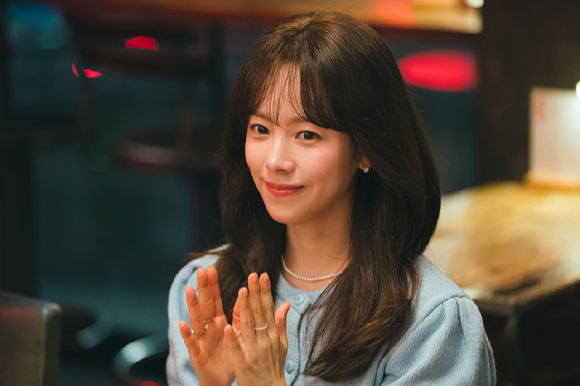 배우 한지민이 JTBC 새 토일드라마 '미혼남녀의 효율적 만남'에서 열연하고 있다. [사진=SLL]