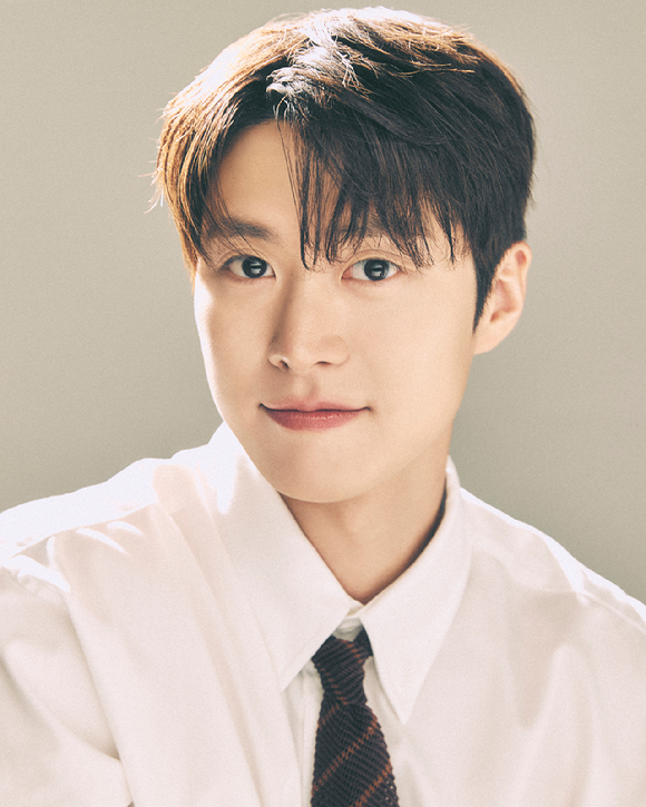 배우 공명이 넷플릭스 영화 '고백의 역사' 인터뷰에 앞서 포즈를 취하고 있다. [사진=넷플릭스]