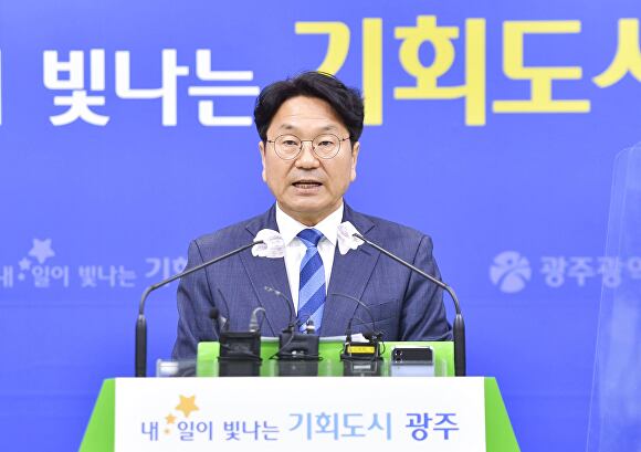 강기정 광주광역시장이 7일 오전 시청 브리핑룸에서 광주 복합쇼핑몰 유치 추진방향에 대해 설명하고 있다. [사진=광주시]