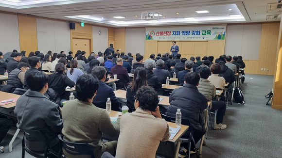 산림청은 21일부터 산불 현장에서 핵심 역할을 수행하는 인력을 대상으로 &lsquo;산불현장 지휘 역량 강화 교육'을 권역별로 실시하고 있다 [사진=산림청]