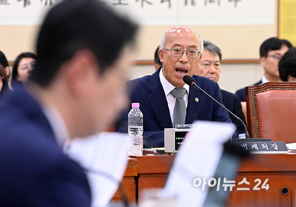 조원철 법제처장이 15일 서울 여의도 국회에서 열린 법제사법위원회 국정감사(법제처)에서 의원 질의에 답변하고 있다. [사진=곽영래 기자]