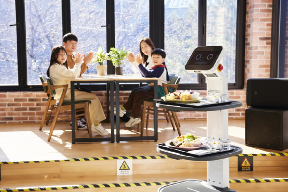 하이원 리조트 로봇 서비스. [사진=하이원 리조트]