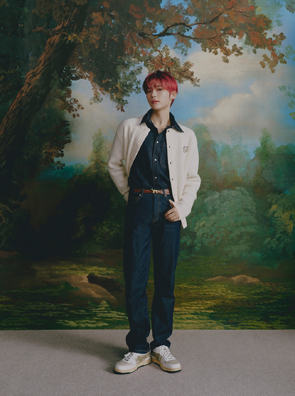 그룹 제로베이스원(ZEROBASEONE) 멤버 성한빈이 화보 촬영에서 포즈를 취하고 있다. [사진=The Fashion Post]