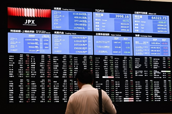 일본 도쿄에 위치한 도쿄증권거래소 건물에 닛케이 225 주가지수가 표시되어 있다 /EPA [사진=연합뉴스]