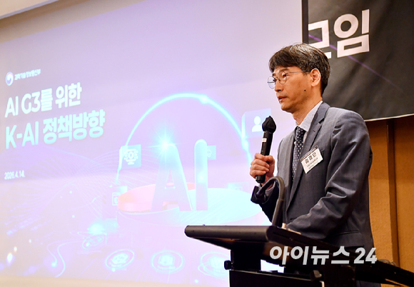 인터넷종합지 아이뉴스24와 기업&middot;정책 전문가들이 한자리에 모여 AI 기술 동향과 산업 협력의 방향을 함께 논의하는 'K-AI 이노베이터' 조찬모임이 14일 오전 서울 용산구 한남동 그랜드하얏트서울에서 열렸다.(왼쪽부터) 서상덕 S2W 대표-임정근 BHSN 대표-이혜민 핀다 대표-이정수 플리토 대표-김경만 과학기술정보통신부 인공지능정책실장-이창호 아이뉴스24 대표-고석태 제논 대표-강정구 라이너 AI전략총괄-구름 빅밸류 대표-박윤규 정보통신산업진흥원 원장-엄판도 아이뉴스24 사장-남상도 미소정보기술 대표-양승현 코난테크놀로지 COO-박근태 S2W 부대표(CTO)-홍기범 아이뉴스24 편집국장이 기념촬영을 갖고 있다. [사진=곽영래 기자]