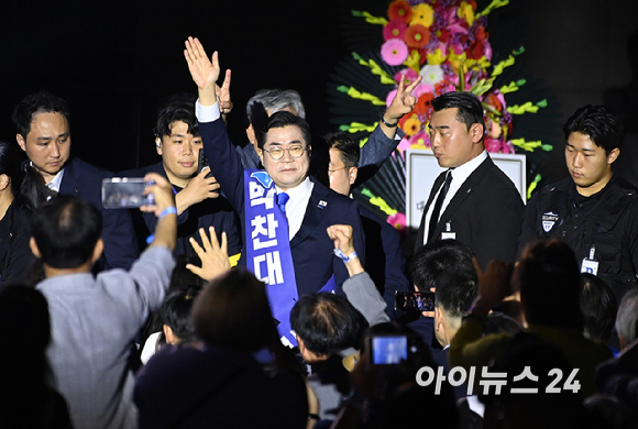 박찬대 더불어민주당 당대표 후보가 2일 오후 경기 고양시 일산서구 킨텍스에서 열린 제2차 임시전국당원대회에 참석하고 있다. [사진=곽영래 기자]