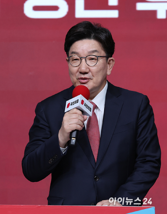 18일 오후 서울 강서구 ASSA아트홀에서 열린 '제21대 대통령후보자 국민의힘 1차 경선 후보자 비전대회' 에 참석한 권성동 원내대표가 인사말을 하고 있다. [사진=국회사진취재단]