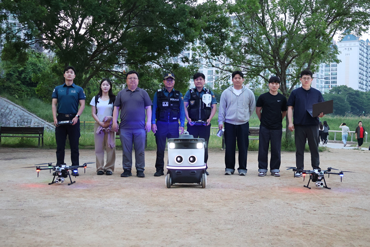 전주대 경찰학과 박종승 교수 연구팀이 개발한 순찰로봇(가운데)과 경찰 수색 드론 [사진=전주대 박종승 교수팀]