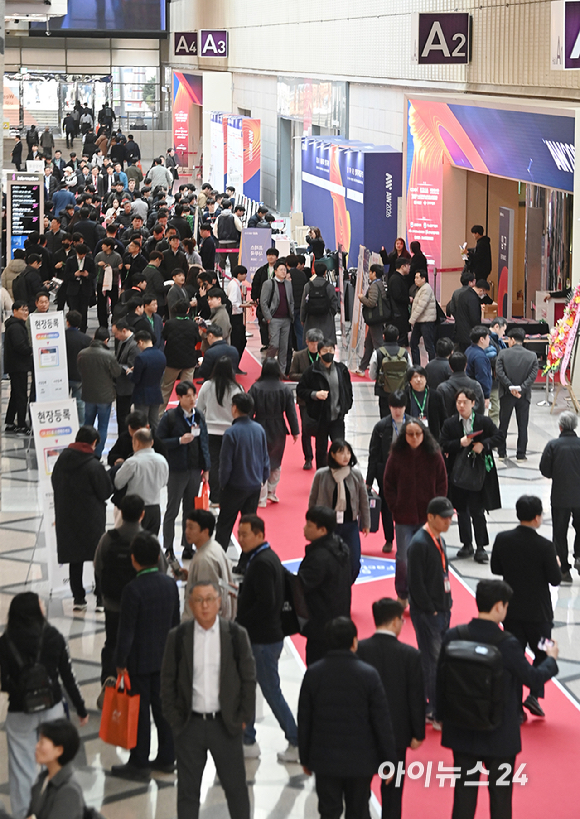 4일 오전 서울 강남구 코엑스에서 열린 2026 스마트공장&middot;자동화산업전(AW2026)에서 관람객들이 입장을 위해 줄을 서고 있다. [사진=곽영래 기자]