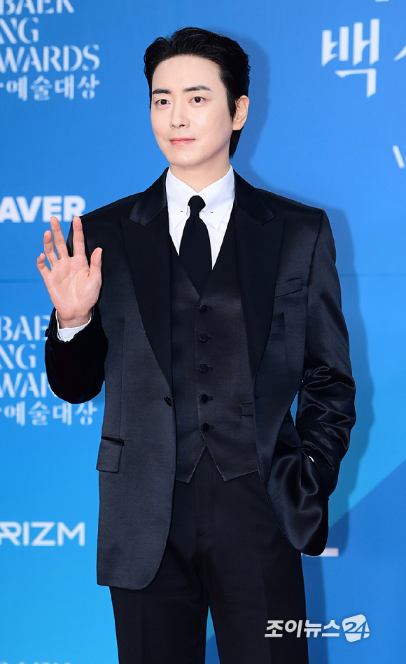 배우 이준혁이 5일 오후 서울 삼성동 코엑스에서 열린 제61회 백상예술대상 시상식 레드카펫 행사에 참석하고 있다. [사진=정소희 기자]