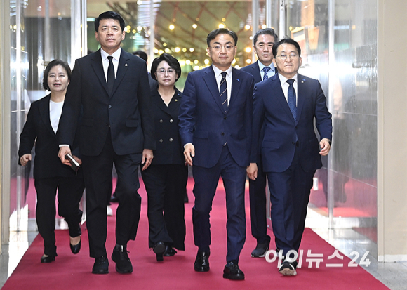 조국혁신당 신장식 당대표와 김준형 원내대표 등 신임 지도부가 27일 서울 여의도 국회에서 조정식 국회의장을 만나기 위해 의장실로 향하고 있다. [사진=곽영래 기자]