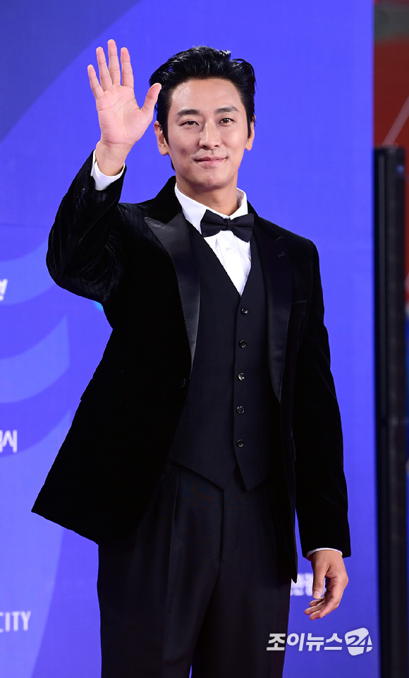 배우 주지훈이 18일 오후 인천광역시 파라다이스 시티에서 열린 제4회 청룡시리즈어워즈 레드카펫 행사에 참석하고 있다. [사진=정소희 기자]