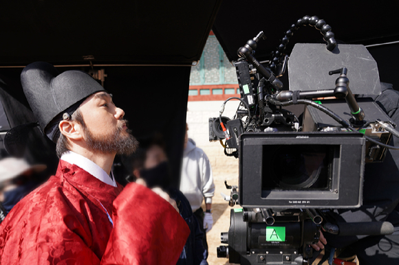 배우 박지훈이 영화 '왕과 사는 남자' 촬영을 준비하고 있다. [사진=(주)쇼박스]