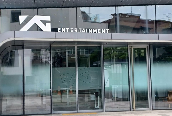 YG엔터테인먼트 신사옥 출입문 앞에서 골프채로 난동을 부린 20대 여성이 경찰에 붙잡혔다. 사진은 YG엔터테인먼트 사옥 전경. [사진=연합뉴스]