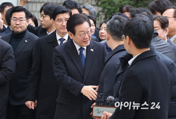 이재명 더불어민주당 대표가 25일 서울 서초구 중앙지방법원에서 열린 위증교사 혐의 사건 1심 선고공판에 출석하고 있다. [사진=사진공동취재단]