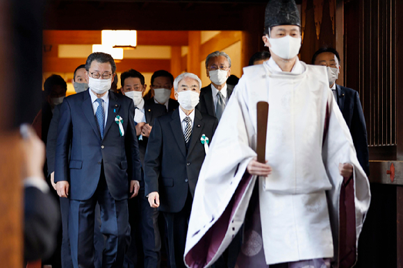 지난 2021년 12월 7일 일본 국회의원들이 도쿄에 있는 야스쿠니 신사를 방문하고 있다. [사진=뉴시스]