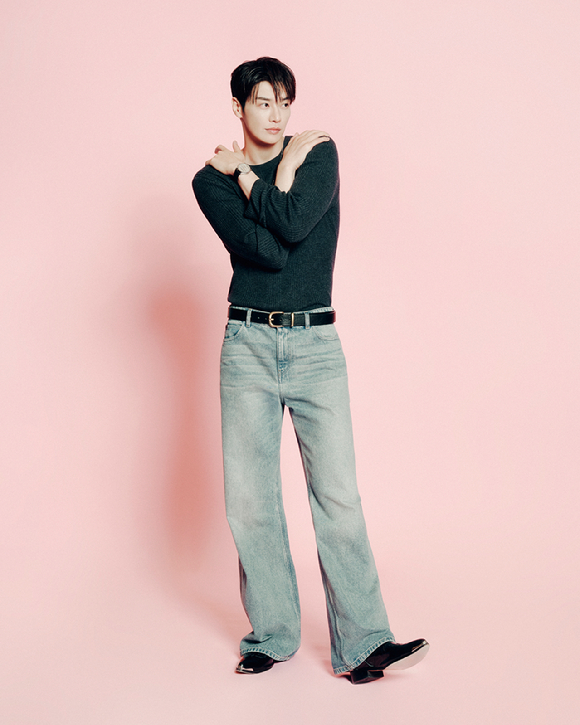 배우 김영광이 넷플릭스 시리즈 '나를 충전해줘' 인터뷰에 앞서 포즈를 취하고 있다. [사진=넷플릭스]