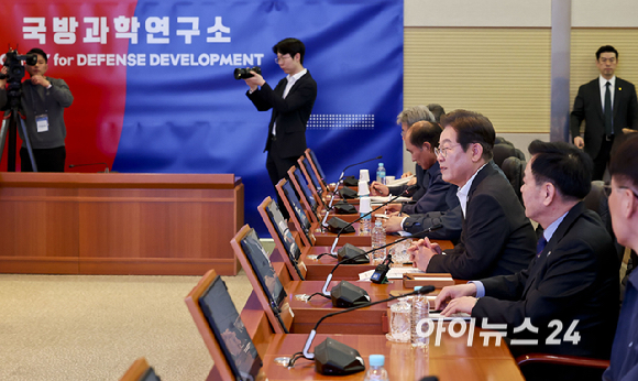 이재명 더불어민주당 대선경선후보가 17일 오전 대전 유성구 국방과학연구소를 방문, 현장간담회에서 발언하고 있다. [사진=국회사진취재단]