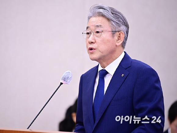 강호동 농협중앙회장이 18일 오전 서울 여의도 국회 농림축산식품해양수산위원회에서 열린 농업협동조합중앙회·농협경제지주·농협금융지주 국정감사에서 업무보고를 하고 있다.  [사진=곽영래 기자]