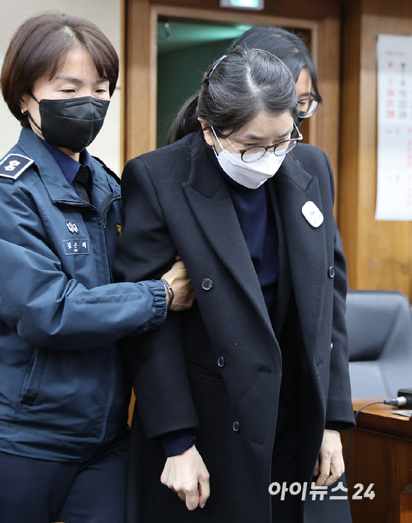 2025년 12월 3일 서울 서초구 서울중앙지방법원에서 주가조작과 통일교 청탁 등의 혐의를 받는 김건희 씨의 결심공판 진행된 가운데 김건희 씨가 법정으로 들어오고 있다. [사진=사진공동취재단]