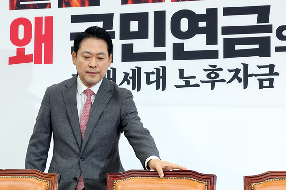 국민의힘 장동혁 대표가 1일 국회에서 열린 최고위원회의에 참석하고 있다. 2025.12.1 [사진=연합뉴스]