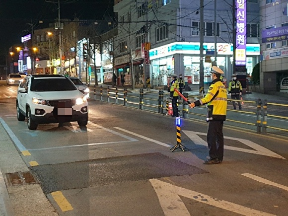 부산지방경찰청이 지난 2021년 2월 10일 부산광역시 부산진구에 위치한 혜화굴다리 인근에서 음주단속을 실시하고 있다. [사진=부산지방경찰청]