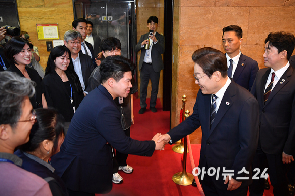 이재명 대통령이 26일 서울 여의도 국회에서 열린 추가경정예산안 시정연설을 마친 뒤 국회를 나서며 국회 직원들과 인사를 하고 있다. [사진=곽영래 기자]