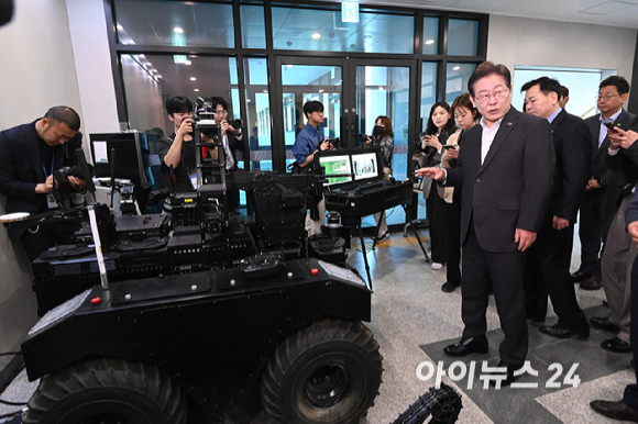 이재명 더불어민주당 대선 경선 후보가 17일 대전광역시 유성구 국방과학연구소(ADD)에서 AI기반 무인체계 연구개발 현장을 둘러보고 있다. [사진=국회사진취재단]