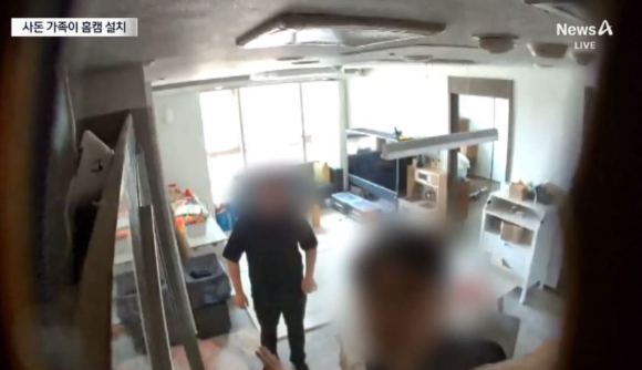 류중일 전 대한민국 야구 국가대표팀 감독 아들 류모 씨 신혼집에 남성 2명이 카메라를 설치하고 있는 모습. [사진=채널A 보도화면 캡처]