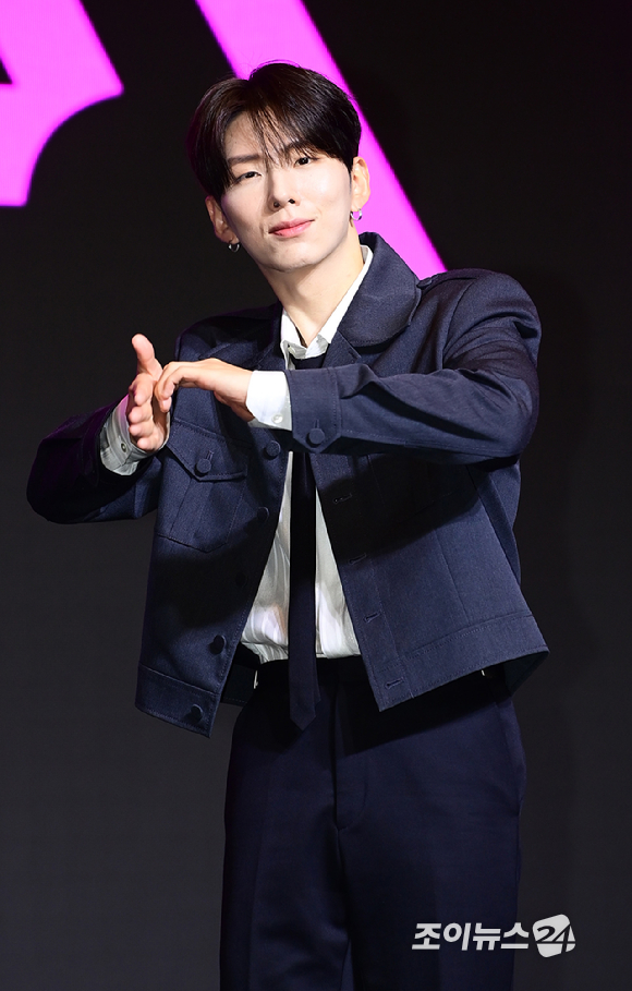 그룹 몬스타엑스 기현이 16일 오후 서울 영등포구 여의도 콘래드 호텔에서 열린 몬스타엑스(MONSTA X) 데뷔 10주년 기념 기자간담회에 참석해 포토타임을 갖고 있다. [사진=정소희 기자]