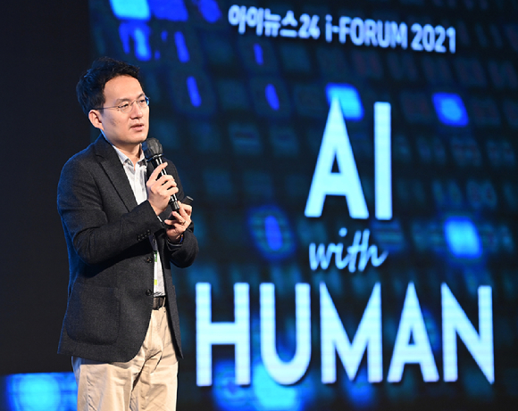 'AI 위드 휴먼(AI With Human)'을 주제로 AI 기술의 현주소를 살펴보고 미래 발전 방향을 제시하는 한편, 인간과 AI의 공존을 탐구해보는 '아이포럼 2021'이 2일 서울 드래곤시티호텔 그랜드볼룸 한라홀에서 개최됐다. '3세션:증권·금융'에서 김형식 크래프트테크 대표가 '월가에서 경쟁하는 AI펀드'를 주제로 강연하고 있다.