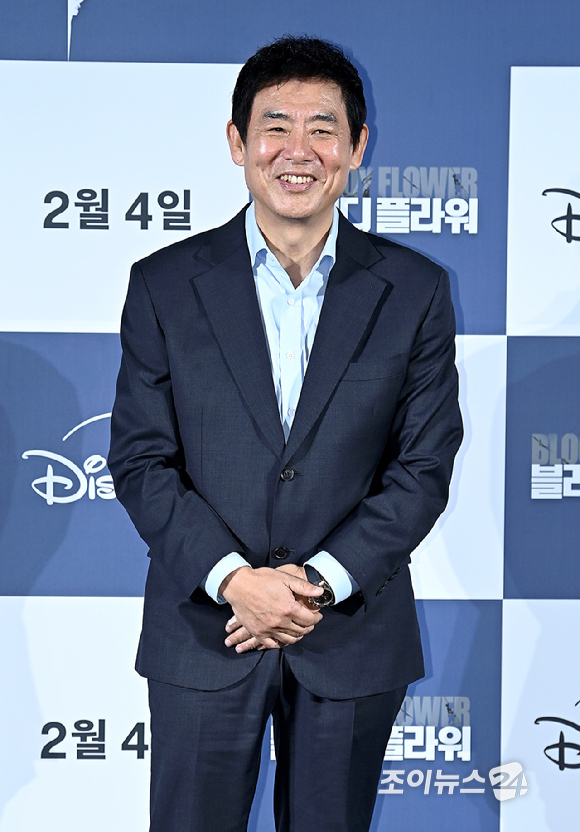 배우 성동일이 27일 서울 용산구 CGV 용산아이파크몰에서 열린 디즈니+ '블러디 플라워' 제작발표회에서 포즈를 취하고 있다. [사진=곽영래 기자]