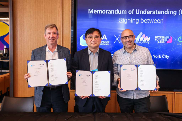 (왼쪽부터) 스티븐 제이 소콜로프 Tech Council Ventures LLC 매니징파트너, 조준희 KOSA 회장, 애런 프라이스 Tech United:NJ 대표. [사진=KOSA]