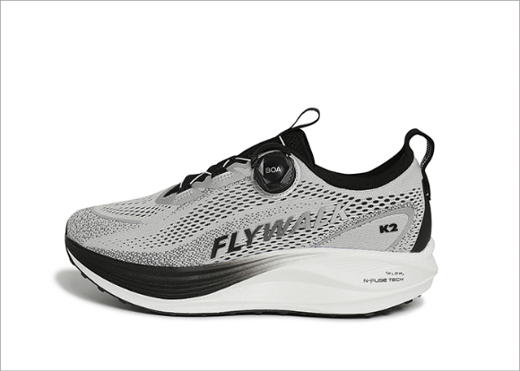 동성케미컬의 초임계 유체 발포 기술 기반 열가소성 폴리우레탄 수지가 적용된 K2의 슬로우 러닝화 &lsquo;플로잉&rsquo; [사진=동성케미컬]