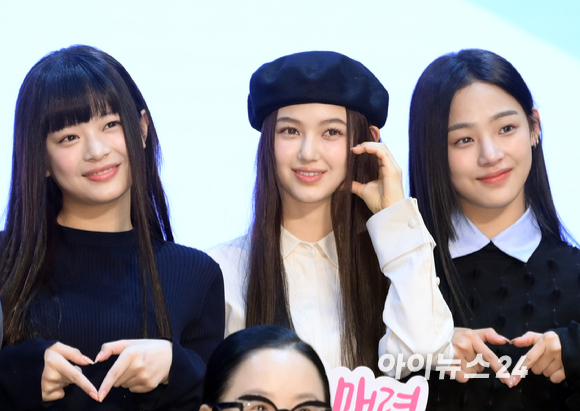 그룹 뉴진스가 16일 오전 서울특별시청에서 열린 서울홍보대사 감사패 수여 및 위촉식에 참석하고 있다. [사진=정소희 기자]