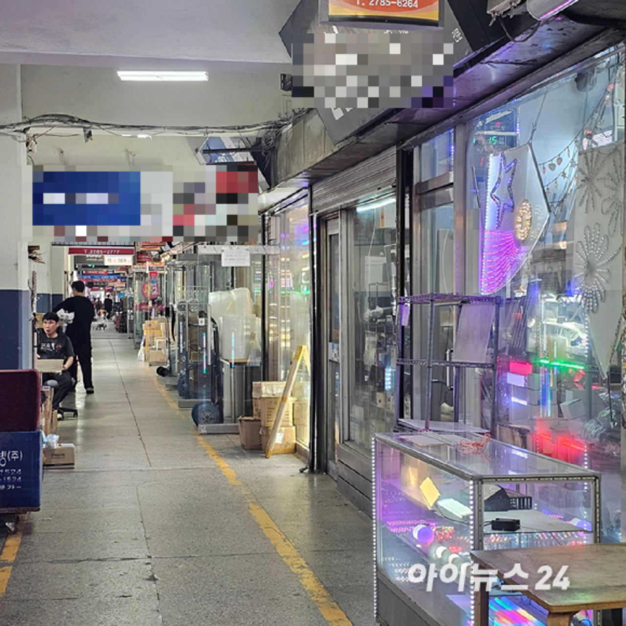 서울 중구 을지로 건축자재거리 내 한 상가에 줄줄이 다양한 상점이 늘어서 있다. 2026.04.15. [사진=이효정 기자 ]