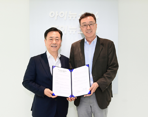 이창호 아이뉴스24 대표(오른쪽)와 신광철 중소기업진흥회 외국인기능인력지원단 위원장이 20일 '중소기업 구인난 해소'를 위한 지원사업 협약을 체결하고 기념촬영을 하고 있다. [사진=아이뉴스24DB]