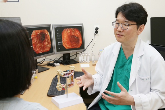 황성욱 서울아산병원 소화기내과 교수가 염증성 장질환 환자를 진료하고 있다. [사진=서울아산병원]