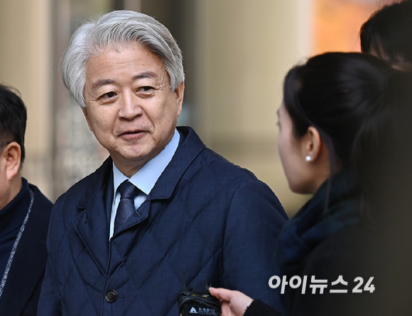 불법 정치자금 받은 혐의를 받는 노웅래 전 더불어민주당 의원이 26일 서울중앙지법에서 열린 1심 선고 공판에 출석하고 있다. [사진=곽영래 기자]