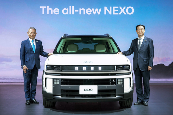 (왼쪽부터)시메기 토시유키 현대차일본법인(HMJ) 법인장과 정유석 현대차 부사장이 재팬 모빌리티쇼 2025에서 기념사진을 촬영하고 있다. [사진=현대자동차]