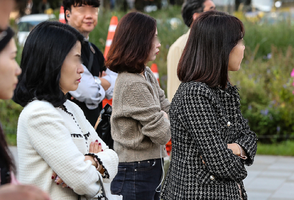 지난 11일 서울 종로구 세종대로에서 시민들이 출근길에 나서고 있다. [사진=뉴시스]