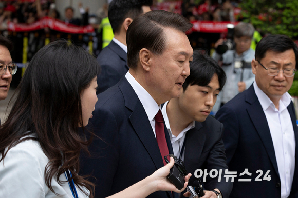 윤석열 전 대통령이 19일 정오 서울 서초구 중앙지방법원에서 열린 내란 우두머리 혐의, 직권남용 권리행사방해 혐의 사건 4차 공판의 오전 재판 종료 후 점심 식사를 위해 나서며 취재진의 질문을 받고 "윤 변호사(윤갑근)가 말씀 하시죠"라고 답변 하고 있다. [사진=사진공동취재단]