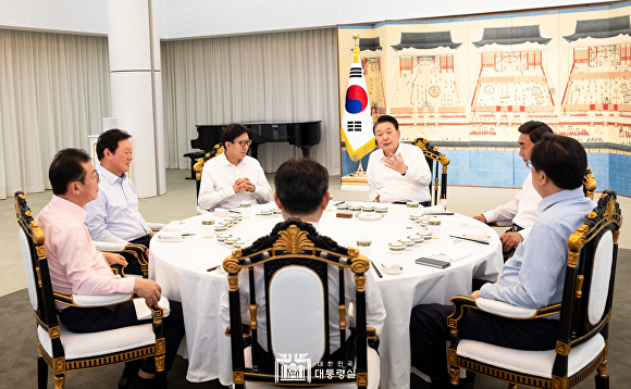 지난 18일 윤석열 대통령(오른쪽 세 번째)과 부울경 시도지사, 대통령실 관계자들이 서울특별시 용산 대통령실에서 정책간담회를 겸한 만찬회를 열고 있다. [사진=대통령실] 