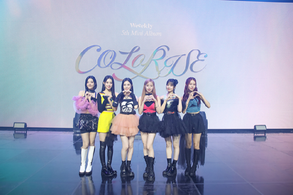 그룹 위클리(Weeekly)가 1일 오후 서울 한남동 블루스퀘어에서 열린 미니 5집 'ColoRise' 발매 기념 쇼케이스에서 포토타임을 갖고 있다. [사진=IST엔터테인먼트]