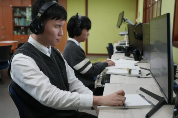 시각장애 수험생들이 수능에서 겪는 환경적 차이를 집중 조명한 보도가 공개됐다. 사진은 일반 수험생이 푸는 시험지(왼쪽)와 시각장애 수험생이 푸는 시험지. [사진=유튜브 @BBC 코리아]