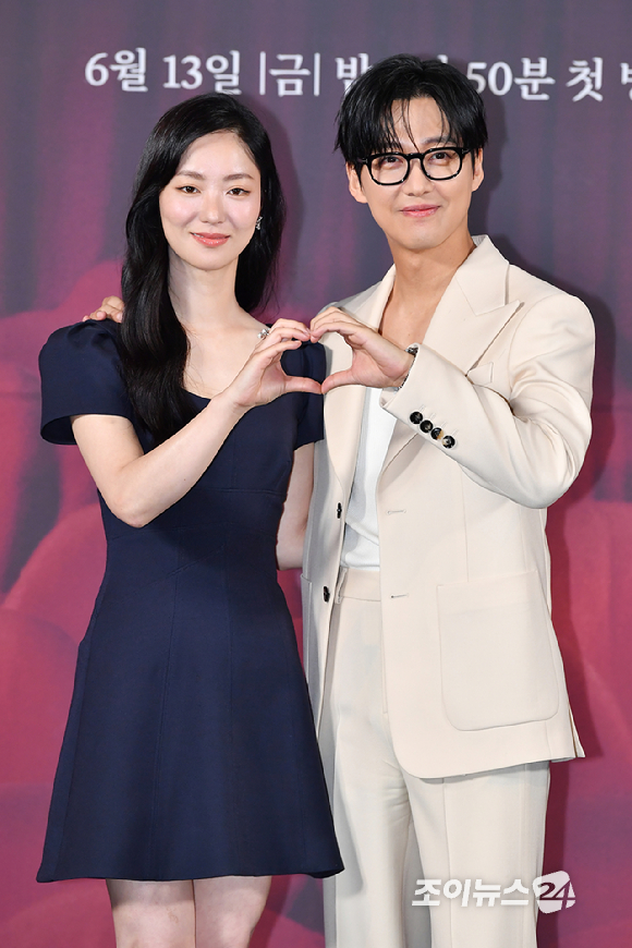 배우 전여빈, 남궁민이 10일 오후 서울 용산구 CGV 용산아이파크몰점에서 진행된 SBS 새 금토드라마 '우리영화' 제작발표회에 참석해 포즈를 취하고 있다. [사진=문수지 기자]